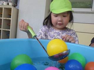 よつば 水あそび(ボール掬い) – 社会福祉法人 常盤会